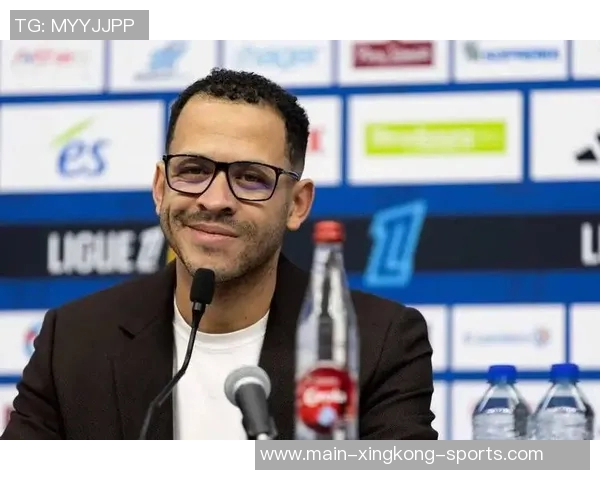 罗塞尼尔抵达伦敦即将成为切尔西新任主帅的消息引发关注